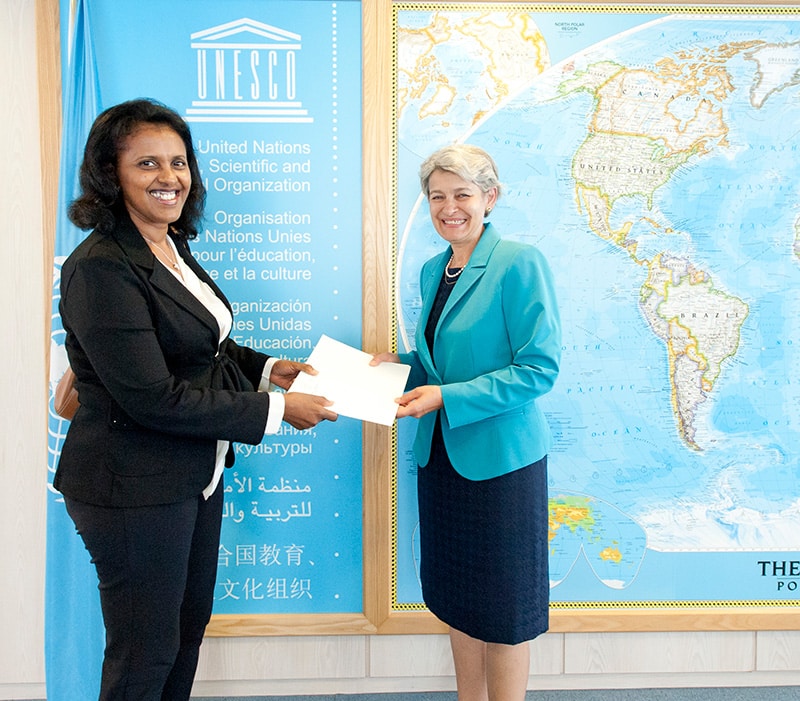 L'Ambassadeur Hanna (diplômée d'EUCLID et maintenant membre du corps professoral) avec le Directeur général de l'UNESCO.